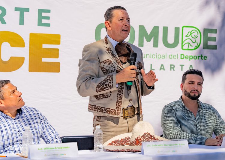 Asiste Salvador Barajas del Toro a la presentación de la Escuela Municipal de Charrería de Puerto Vallarta