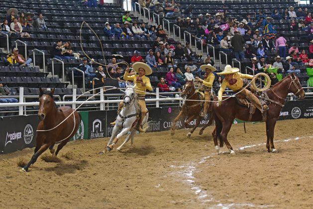 Miguel Ángel Durán acertando una de sus dos manganas a caballo para la cuenta de los Regionales de San José Iturbide