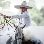 Arturo Ibarra acertando uno de los piales en su participación en la eliminatoria de charros completos