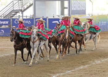 Las escaramuzas Dientes de Leche emocionan la eliminatoria en la Arena San Marcos