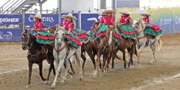Las escaramuzas Dientes de Leche emocionan la eliminatoria en la Arena San Marcos