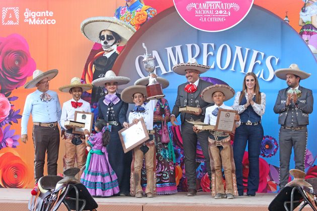 Premiación a los tres primeros lugares charros completos Infantil "A": Andrés Mora, Aquilino Reyna y Alejandro Cervantes