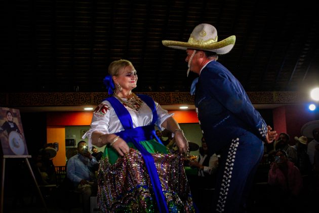 El tradicional baile del Jarabe Tapatío fue ejecutado por la soberana saliente, Maribel Aceves, y el PUA de Querétaro, José Luis Maldonado Álvarez