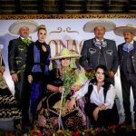 SGM Rosa Angélica I, reina de charros mayores, rodeada por familiares y autoridades de la Federación
