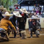 El ingeniero José Antonio Salcedo López realizando el corte de reata tradicional que simboliza la inauguración oficial del Campeonato Nacional Charro Mayor 2022