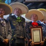 Ricardo y Sergio Azuela Macías, hijos del homenajeado, Don Sergio Armando Azuela Espinoza, flanquean al presidente de la Federación, José Antonio Salcedo López