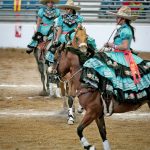 La escaramuza juvenil Villa Roatán abriendo su rutina con un ejercicio de cruce denominado "Chiva"