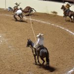 Alejandro Balleza derribando su mangana a caballo por Morelia La Voz