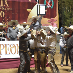 La algarabía de sus compañeros festejando a Rafael Cabral Arroyo como campeón nacional del «Charro Mayor en Cinco Faenas»