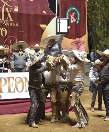 La algarabía de sus compañeros festejando a Rafael Cabral Arroyo como campeón nacional del «Charro Mayor en Cinco Faenas»