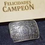 Hebillas como esta le fueron entregados a los tres primeros lugares de cada suerte individual