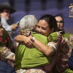 Ana María Moreño Zermeño se funde en el festejo con su mamá Ana Zermeño Barba, ambas de Alteñitas de Guadalajara