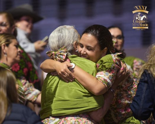 Ana María Moreño Zermeño se funde en el festejo con su mamá Ana Zermeño Barba, ambas de Alteñitas de Guadalajara