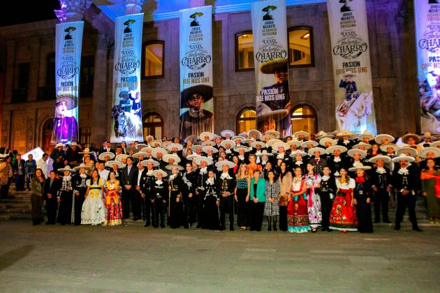 Fotografía oficial de la ceremonia de inauguración protocolaria, con todas las personalidades ante el Teatro de la Paz