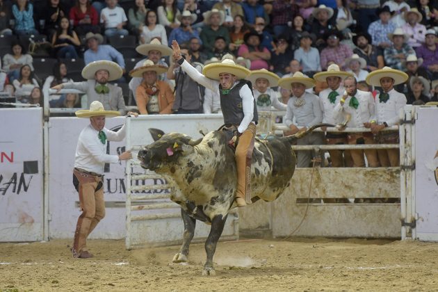 Heroica jineteada de toro ejecutó José Andrés Aceves Aceves