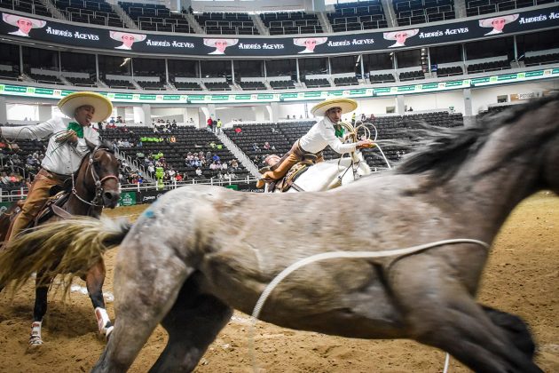 Cuatro manganas levantaron a José Andrés Aceves para ganar la primera eliminatoria de charros completos