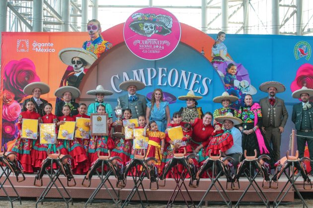 Premiación a la escaramuza Herencia Charra, campeona nacional Dientes de Leche