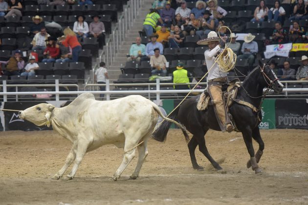 José Luis Samperio Retamoza cierra el pial en el ruedo, durante la terna de Rancho Nuevo de Tepa