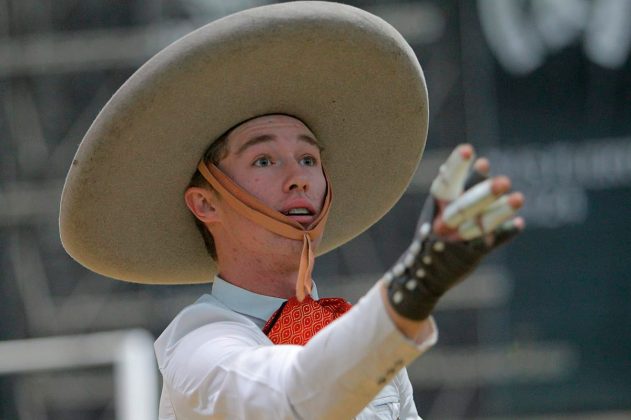 Juan Franco de Anda emocionó al respetable con sus tres manganas a caballo para Tequila Hacienda Vieja