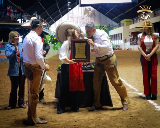 Emotivo momento en el sentido homenaje para Don Salvador Álvarez Díaz