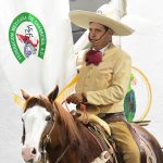 Carlos Malo Lozano desfiló en la charreada nocturna del miércoles como alférez, portando el estandarte de la Federación Mexicana de Charrería