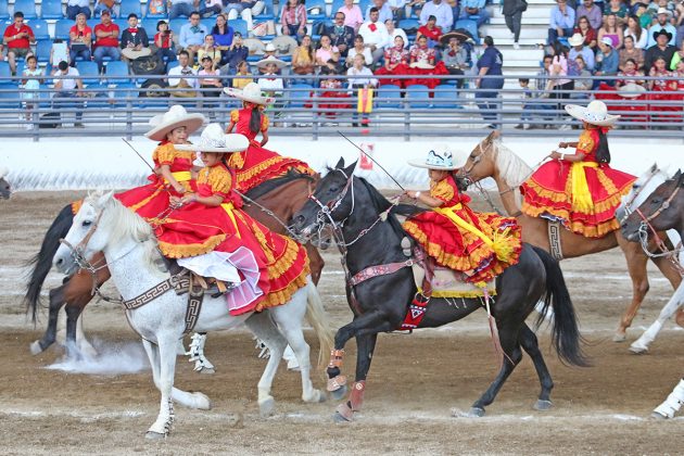 En la segunda competencia de la jornada actuó la escaramuza Monumental Infantil de Mini Meli I