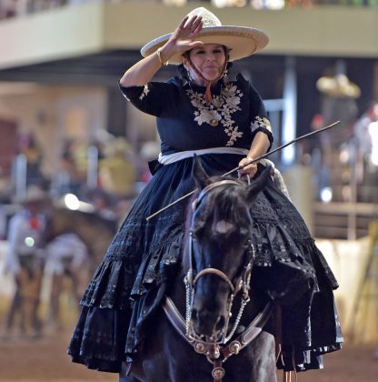 En el desfile la novel soberana de la categoría Mayor, Rosa Angélica Rodríguez Fuentes, quien será coronada este jueves en Querétaro