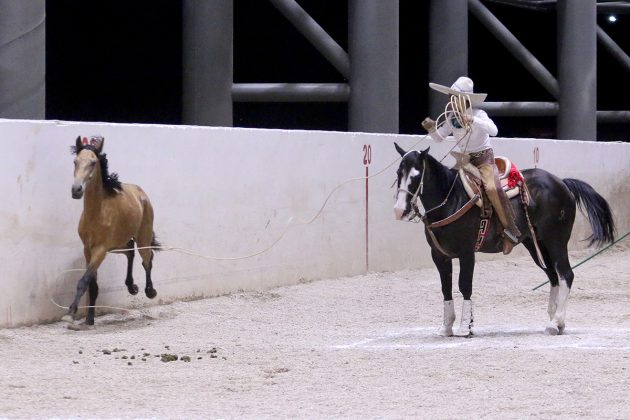 Carlos Eduardo Macías Macías en el momento de acertar su pial en el lienzo de 18 tantos para la cuenta de los Compadritos de Aguascalientes