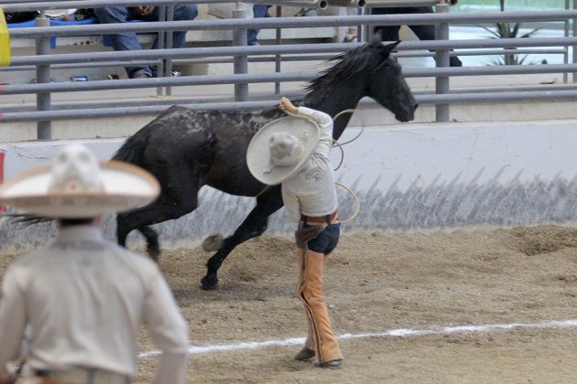 Luis Alfonso Rodríguez “El Rey de las Pasadas” echó dos manganas a pie para la Escuela Municipal de Tlajomulco