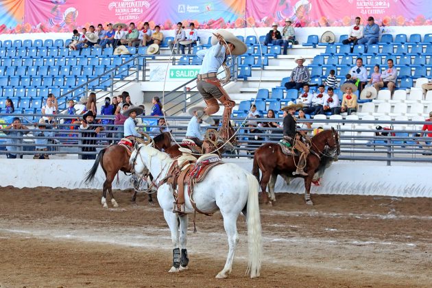 Emocionante pasada sobre el caballo que ejecutó Alonso Salvador Muñoz Gutiérrez, durante la terna del equipo Salvador Muñoz "Oro"