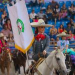 Elegante y gallarda fungió como «alférez» Lupita Jones Garay, Miss Universo 1991, quien desfiló portando el estandarte de la Federación Mexicana de Charrería