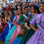 Treinta y dos damas, participantes del certamen de belleza Mexicana Universal, engalanaron con su presencia la primera parte de la final Infantil "A", ataviadas de adelitas