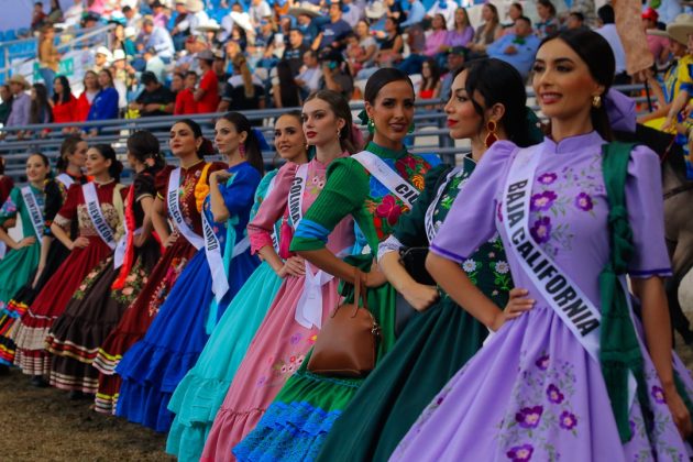 Treinta y dos damas, participantes del certamen de belleza Mexicana Universal, engalanaron con su presencia la primera parte de la final Infantil "A", ataviadas de adelitas