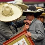 El Gobernador de Zacatecas, David Monreal, recibe la presea «Espuela de Oro» de parte del presidente de la Federación, José Antonio Salcedo López