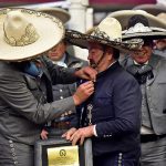 El presidente José Antonio Salcedo impone la «Herradura de Oro» a Don Amador Álvarez Campos