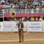 Enrique Jiménez Martínez agradeciendo al respetable tras completar el paso de la muerte con que selló su campeonato