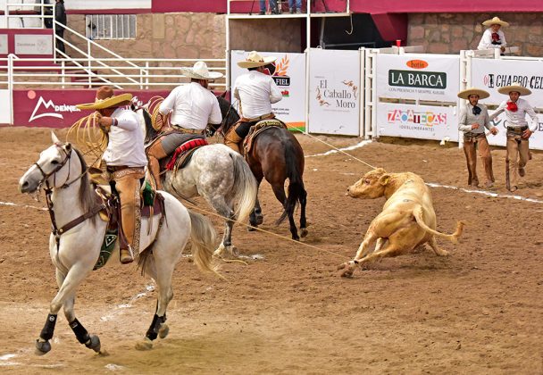 Fernando Bedolla y Jaime Vallecillo rindiendo al toro durante la terna de Rancho El Espiral