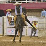 Excelente jineteada de yegua pegó Miguel Ángel Franco Ruelas de los Charros de La Laguna "A" para cobrar 25 puntos