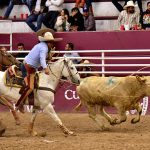 Alexis Trejo Calixto rematando el lazo cabecero durante la terna de All Horses "Máquina 501"