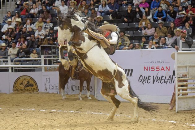 El espectáculo de la charrería mantiene a los aficionados al filo de la butaca en la Arena Potosí