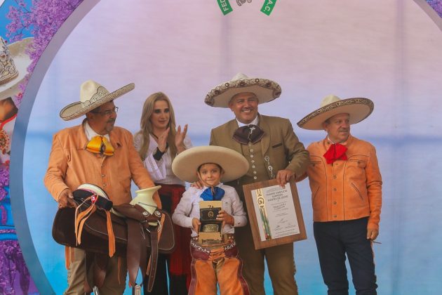 Premiación de Leonel Vázquez Hernández, campeón nacional de charros completos Dientes de Leche