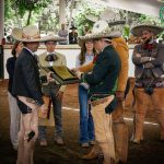 Don Jorge Ruiz Ruiz recibió la presea Espuela de Oro de parte del ingeniero José Antonio Salcedo López
