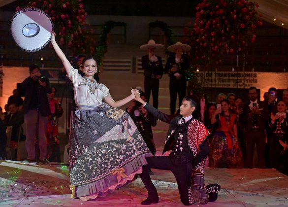 La reina nacional SGM Luisa I ejecutó el baile del tradicional Jarabe Tapatío en compañía de su hermano, Antonio Echevarría Aguirre