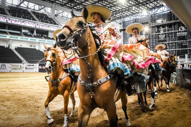 El colorido de las escaramuzas charras alegran las jornadas de este Campeonato Nacional en la Arena Potosí