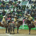Alberto Mora Piña rematando su pial en el ruedo durante la terna de Rancho El Quevedeño