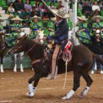 Pedro Aguilar Veytia dando lados a su cabalgadura, durante la cala de caballo de Rancho El Secreto