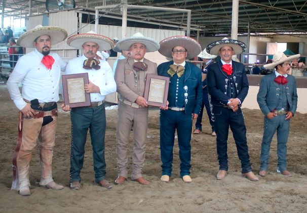 Se entregaron reconocimientos a don Javier Jiménez Lara y a don Adolfo Mora Ortiz