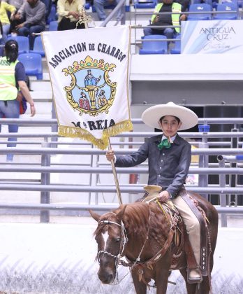 El representativo Infantil "A" de la centenaria asociación de Charros de Morelia desfiló tras su estandarte