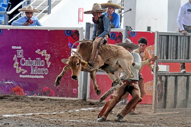 Espectacular la jineteada de toro que ejecutó el potosino Matías Alejandro Cervantes Gutiérrez