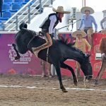 Espectacular jineteada de yegua que completó Romariel Martínez Rivas, de Granja La María "Bravos de Azuela"